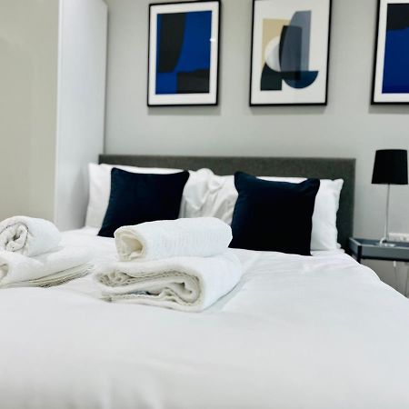 Lovely Studio Apartment With Free Parking Included! Manchester Esterno foto