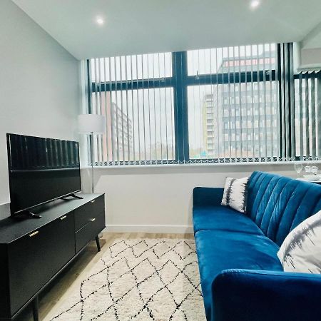 Lovely Studio Apartment With Free Parking Included! Manchester Esterno foto
