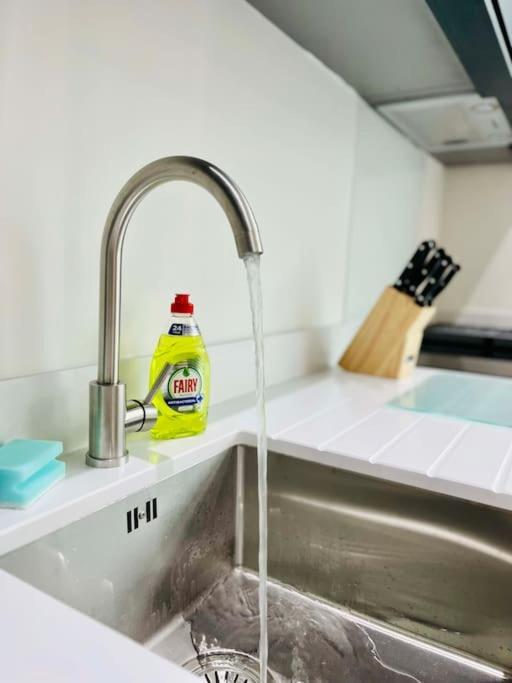 Lovely Studio Apartment With Free Parking Included! Manchester Esterno foto