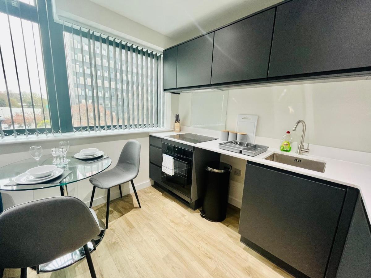 Lovely Studio Apartment With Free Parking Included! Manchester Esterno foto