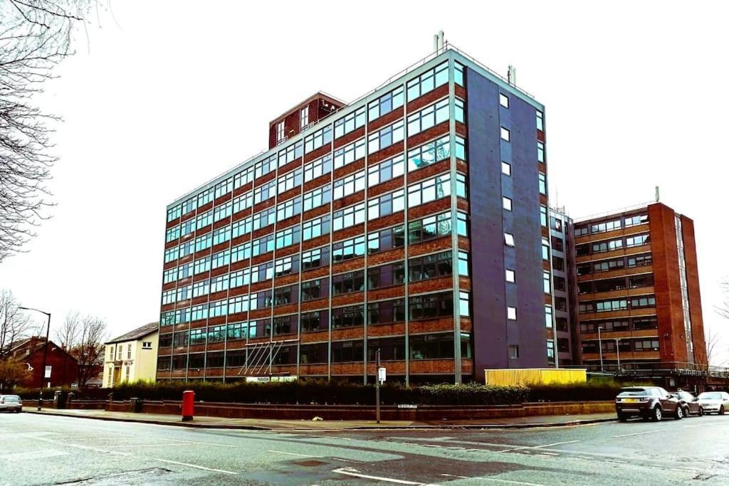 Lovely Studio Apartment With Free Parking Included! Manchester Esterno foto