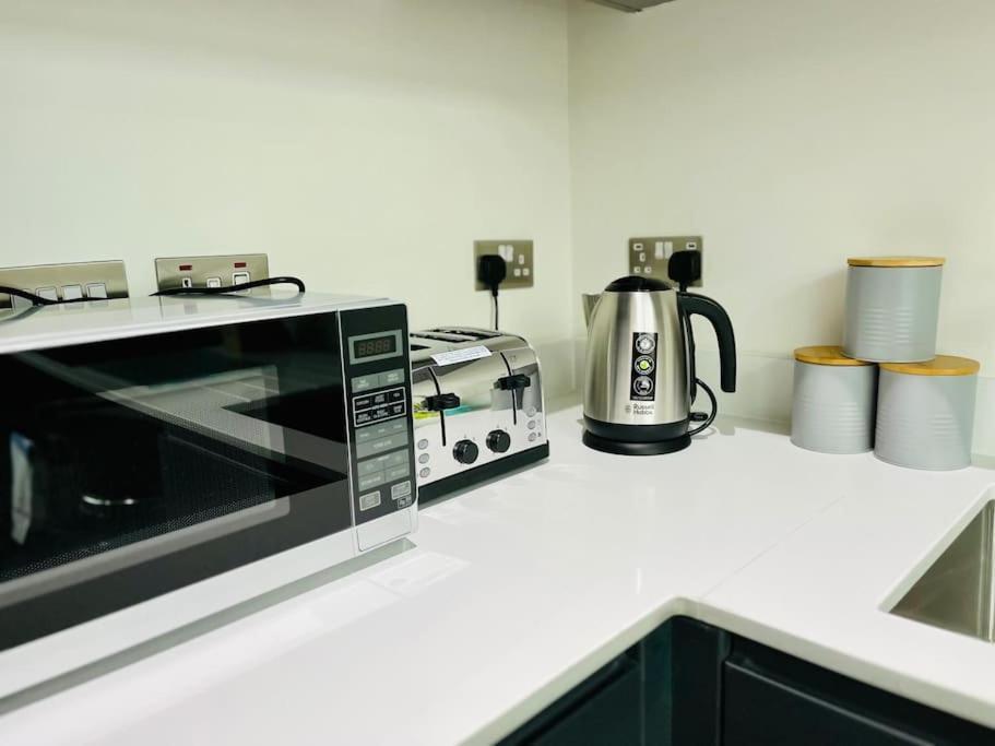 Lovely Studio Apartment With Free Parking Included! Manchester Esterno foto