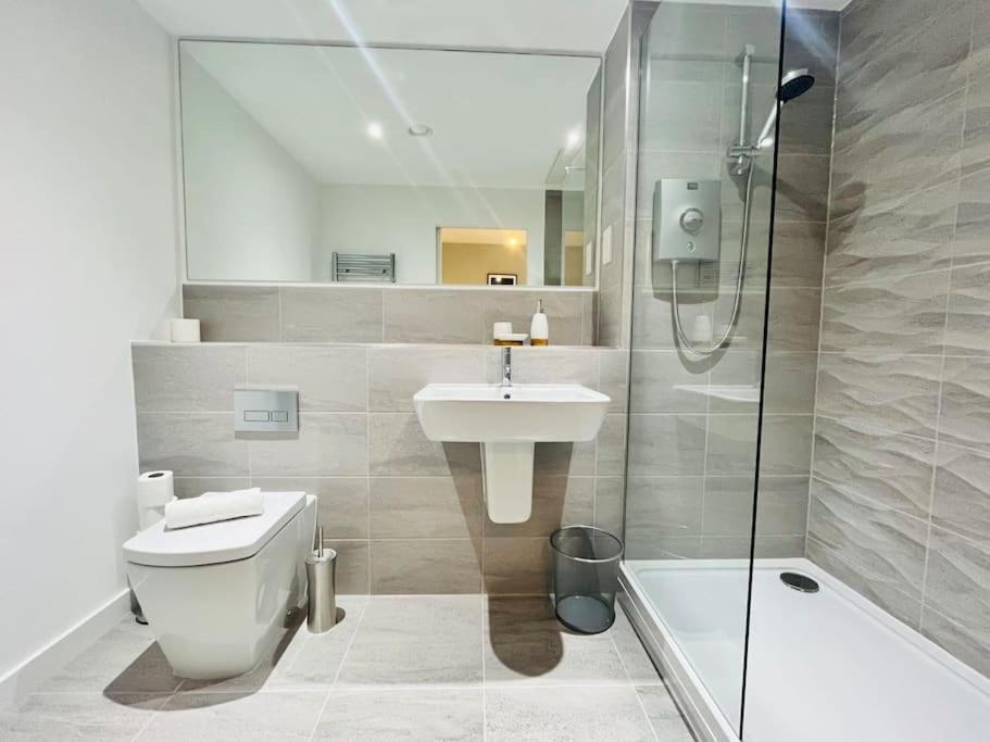 Lovely Studio Apartment With Free Parking Included! Manchester Esterno foto