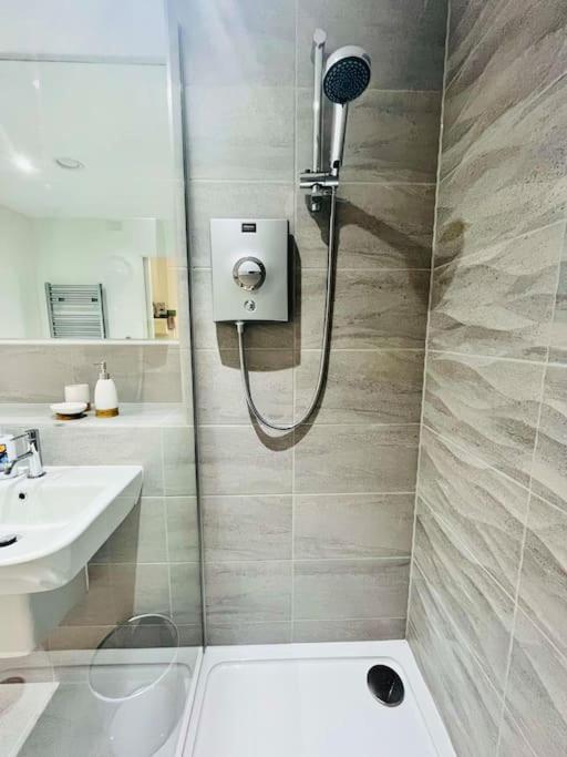 Lovely Studio Apartment With Free Parking Included! Manchester Esterno foto